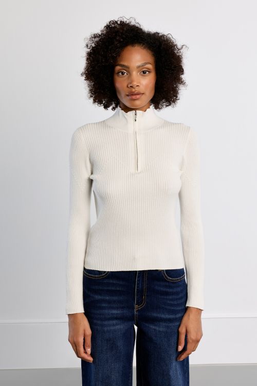 Sporty ribbed sweater with a zippered collar
