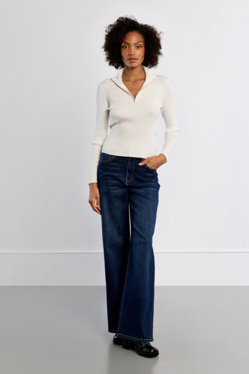 Sporty ribbed sweater with a zippered collar