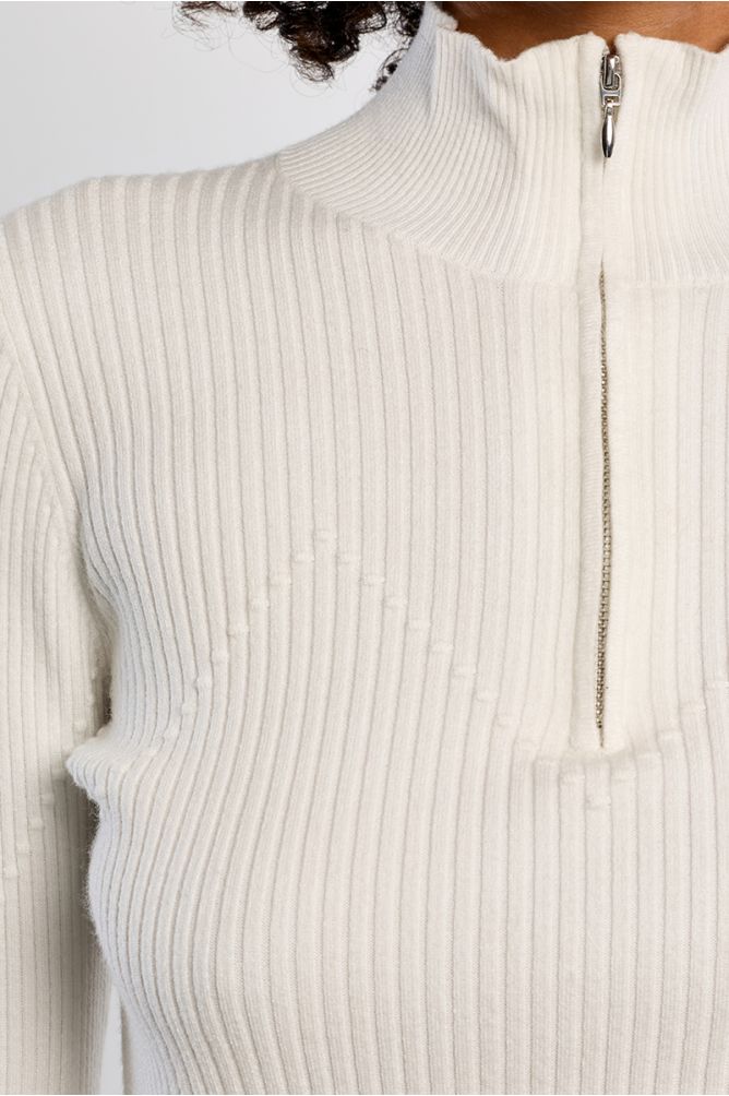 Sporty ribbed sweater with a zippered collar