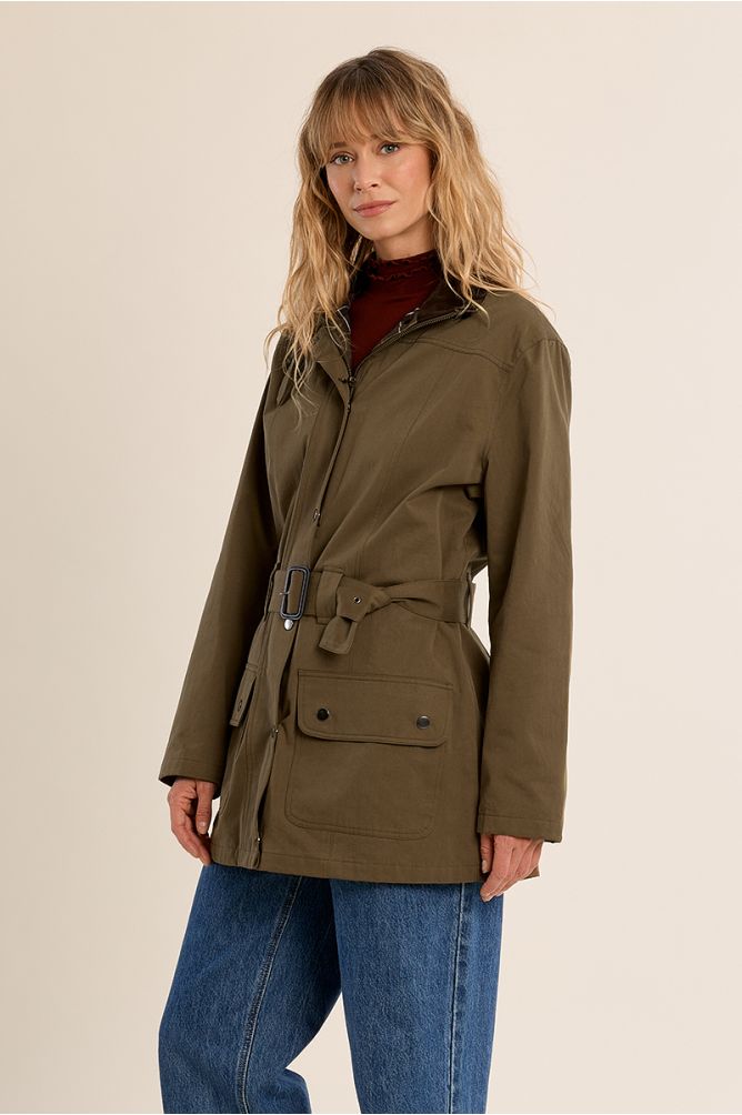 Parka con cuello solapa y cinturón