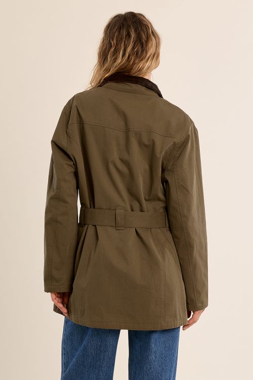 Parka con cuello solapa y cinturón