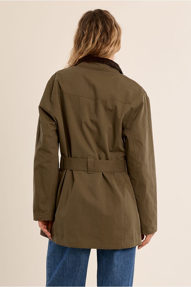 Parka con cuello solapa y cinturón