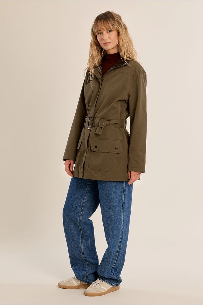 Parka con cuello solapa y cinturón