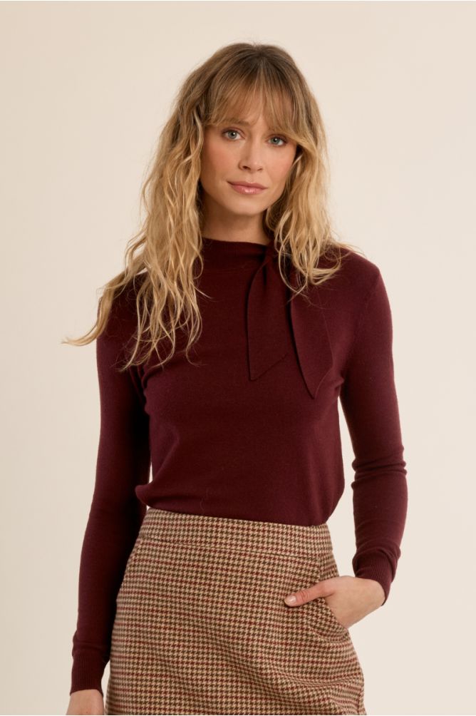 Fine knit sweater, bow detail
