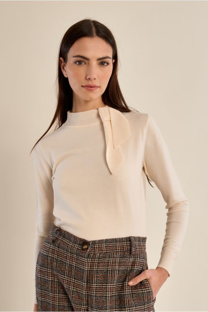 Pull en maille fine, détail nœud