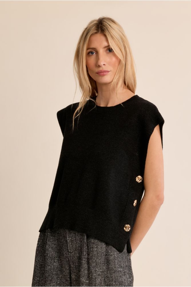 Sleeveless knitted sweater