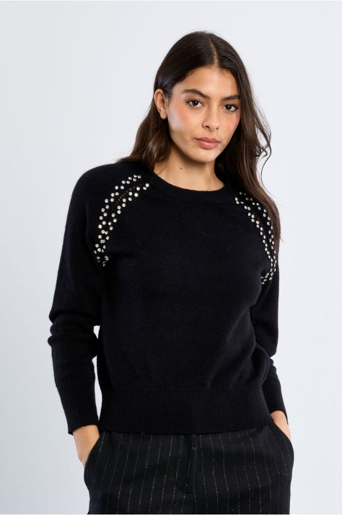 Pull en maille, broderies ajourées et clous