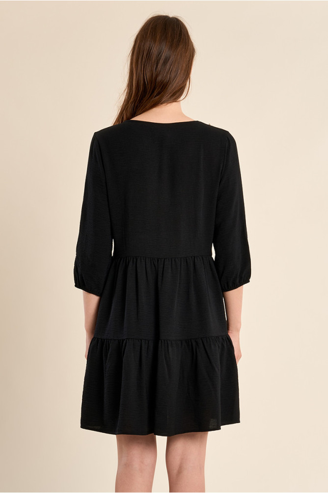 Vestido de media manga, con detalle de abalorios.
