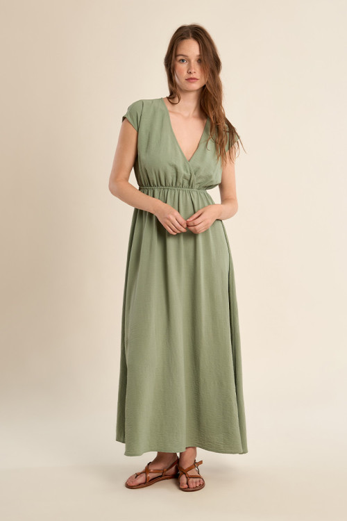 Vestido largo, de manga corta, detalle pliegues.