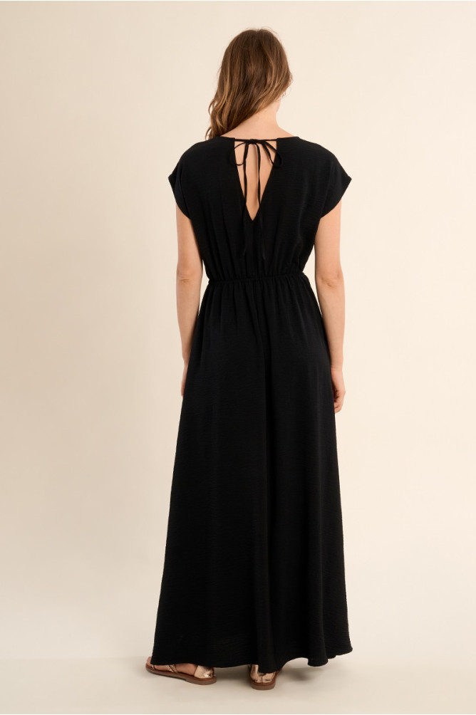 Vestido largo, de manga corta, detalle pliegues.