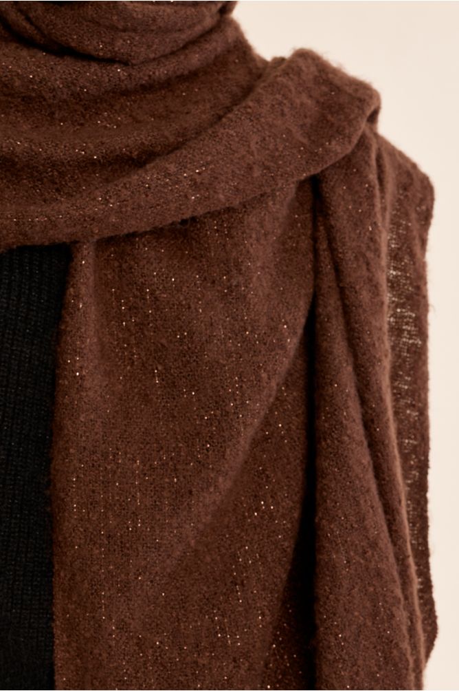 Knitted scarf, fringed