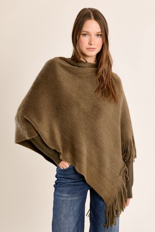 Poncho asimétrico con flecos