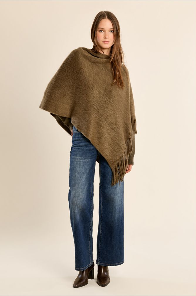 Poncho asimétrico con flecos