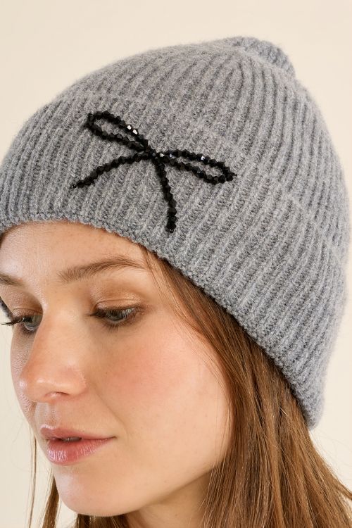 Bonnet en maille côtelée, nœud brodé