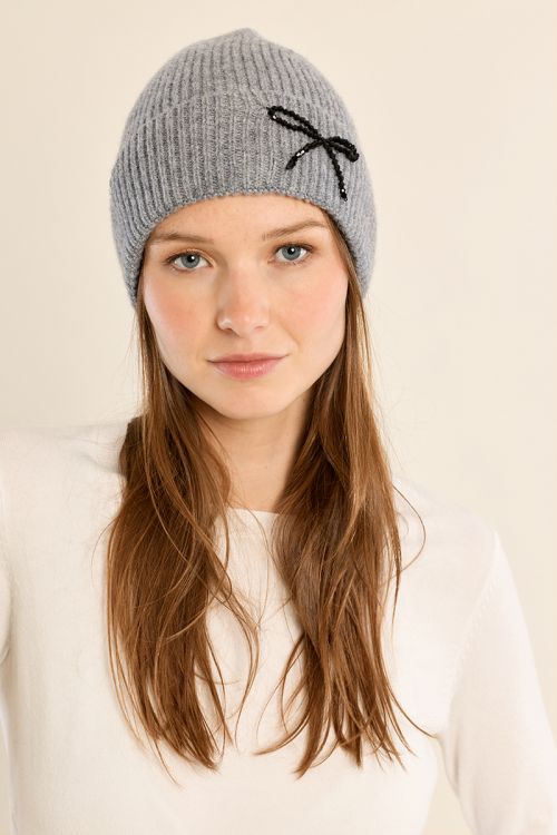 Bonnet en maille côtelée, nœud brodé