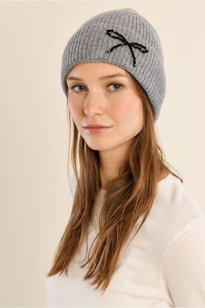 Bonnet en maille côtelée, nœud brodé