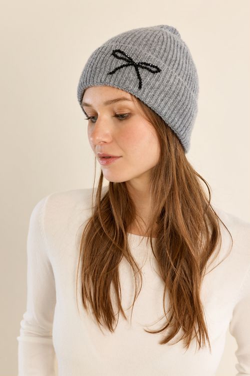Bonnet en maille côtelée, nœud brodé