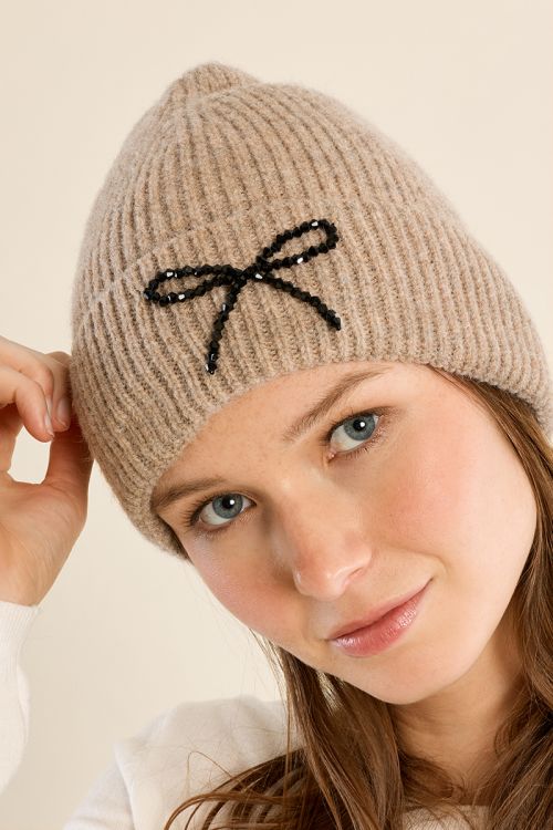 Bonnet en maille côtelée, nœud brodé