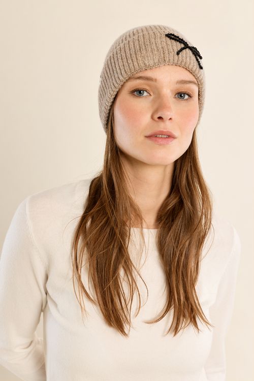 Bonnet en maille côtelée, nœud brodé