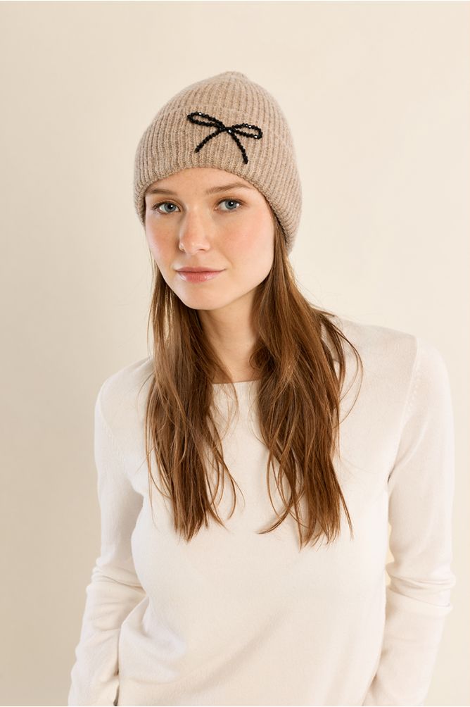 Bonnet en maille côtelée, nœud brodé