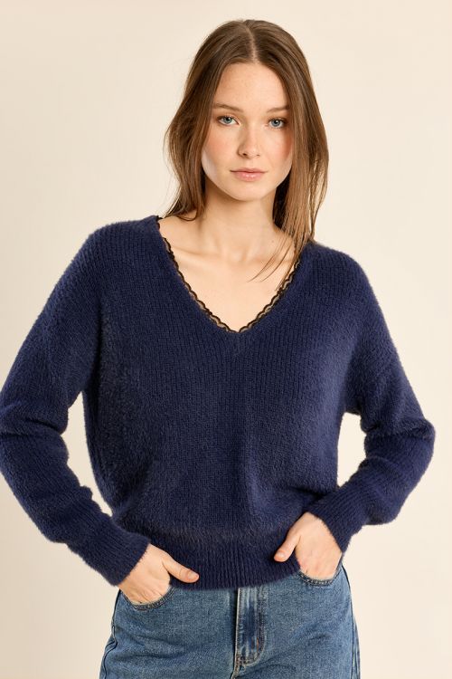 V-neck sweater, with lace