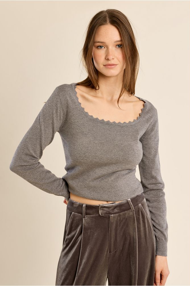 Pull ajusté, encolure carrée festonnée