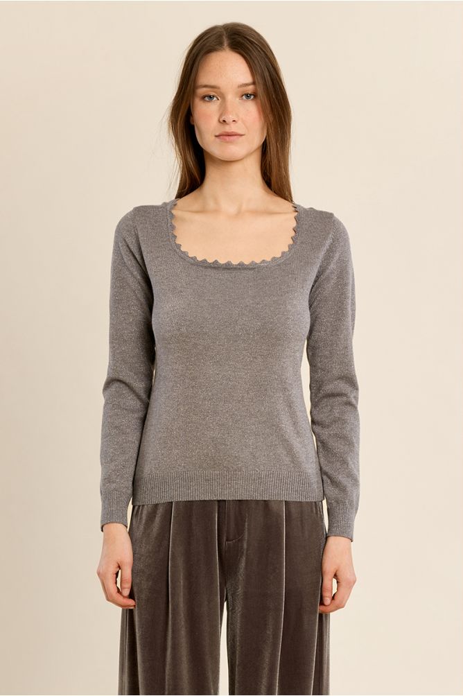 Pull ajusté, encolure carrée festonnée