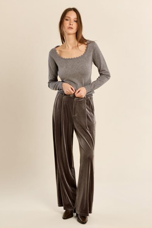 Pull ajusté, encolure carrée festonnée