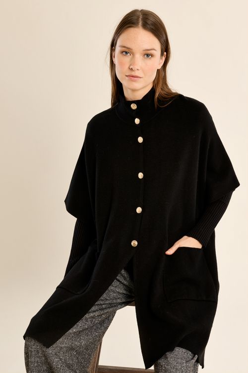 Cape en maille, boutonnée