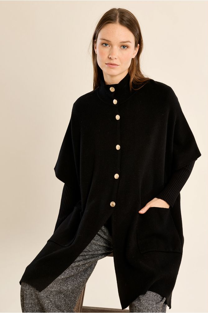 Knitted cape, buttoned