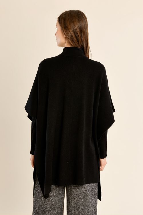 Cape en maille, boutonnée
