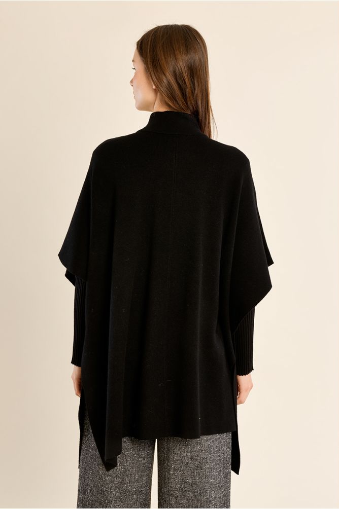 Cape en maille, boutonnée