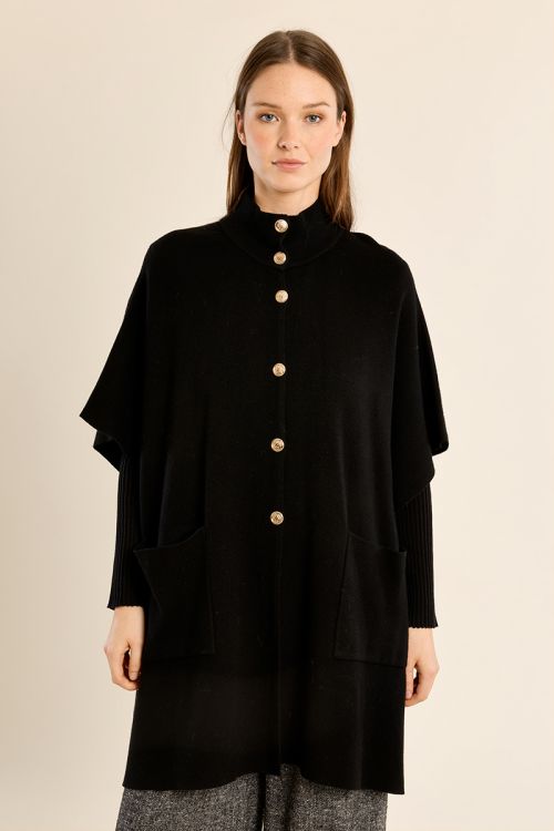 Cape en maille, boutonnée