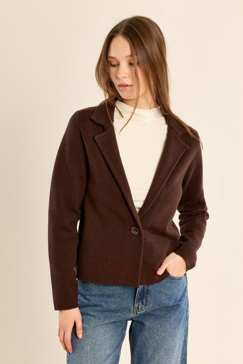 Chaqueta corta con cuello y solapa