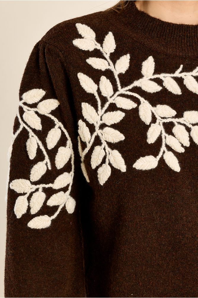 Pull col montant, broderies florales