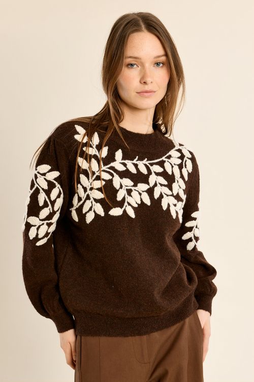 Pull col montant, broderies florales