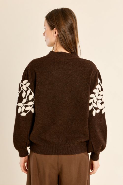 Pull col montant, broderies florales