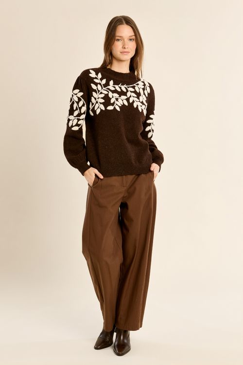 Pull col montant, broderies florales
