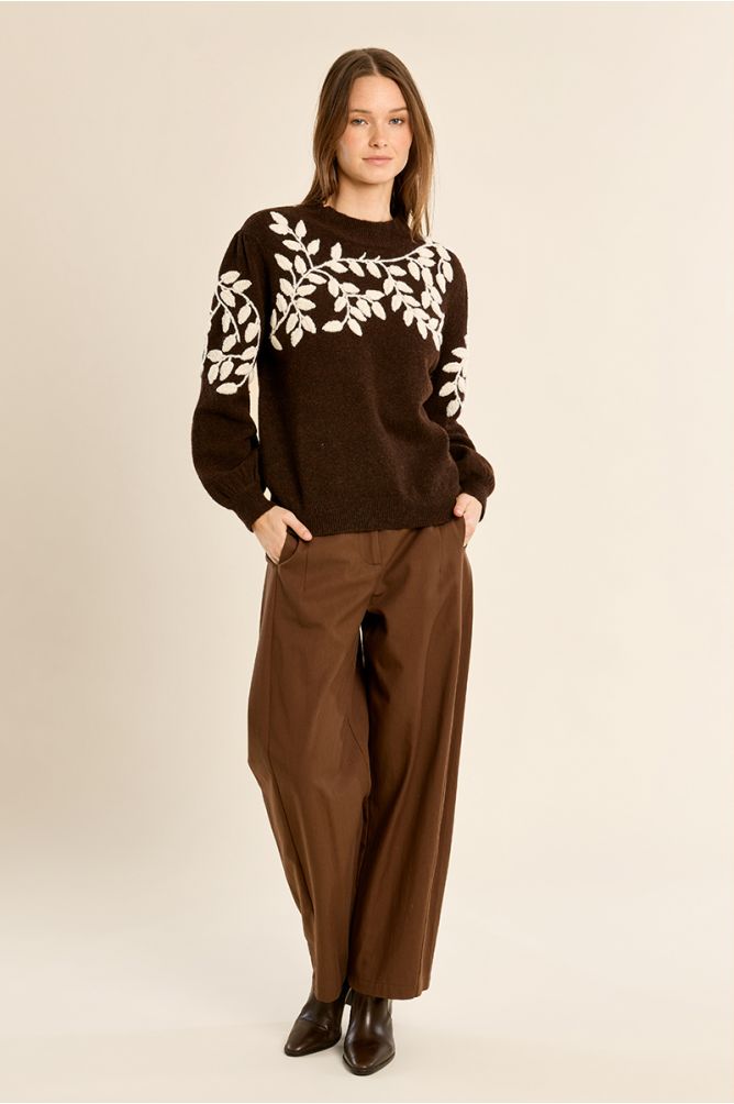 Pull col montant, broderies florales