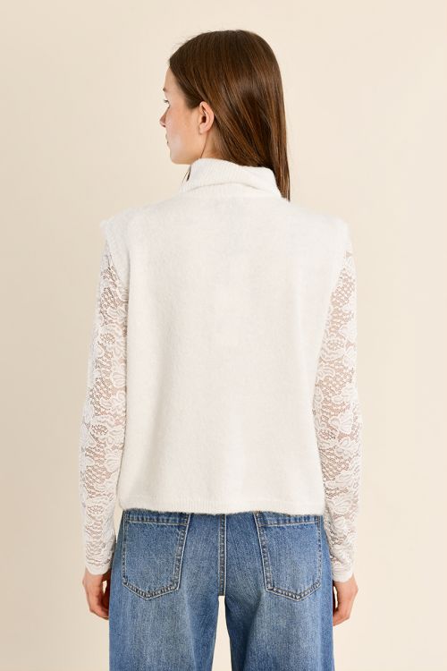 Sleeveless sweater, embroidered turtleneck