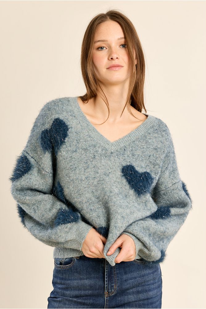 Pull duveteux aux cœurs irisés