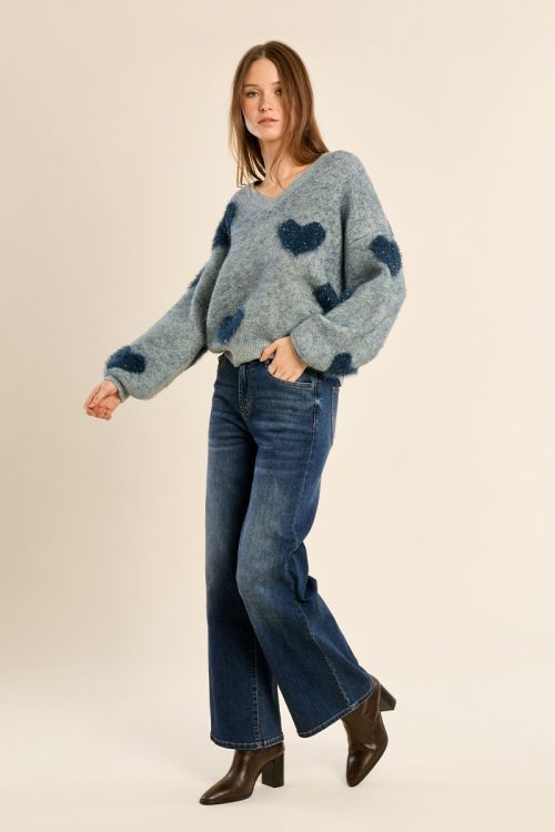 Pull duveteux aux cœurs irisés