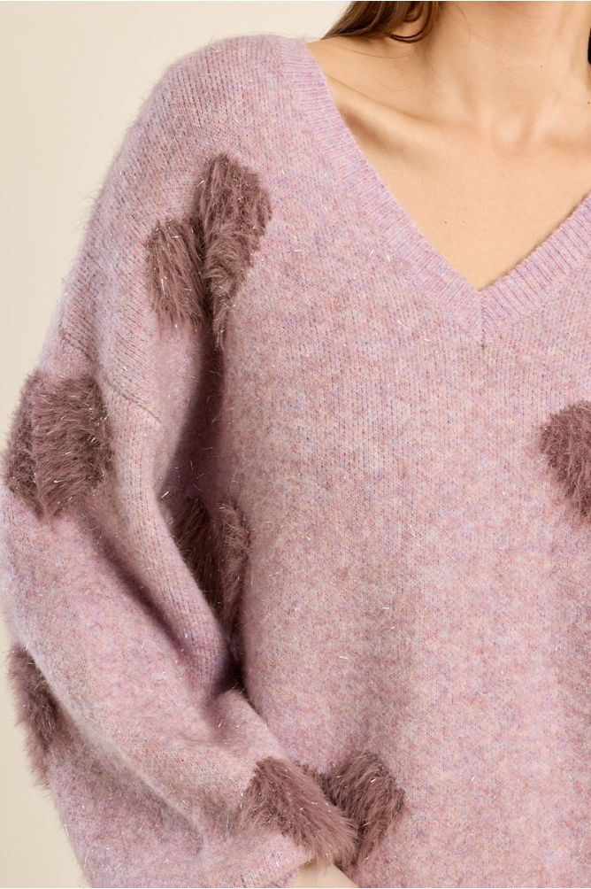 Pull duveteux aux cœurs irisés
