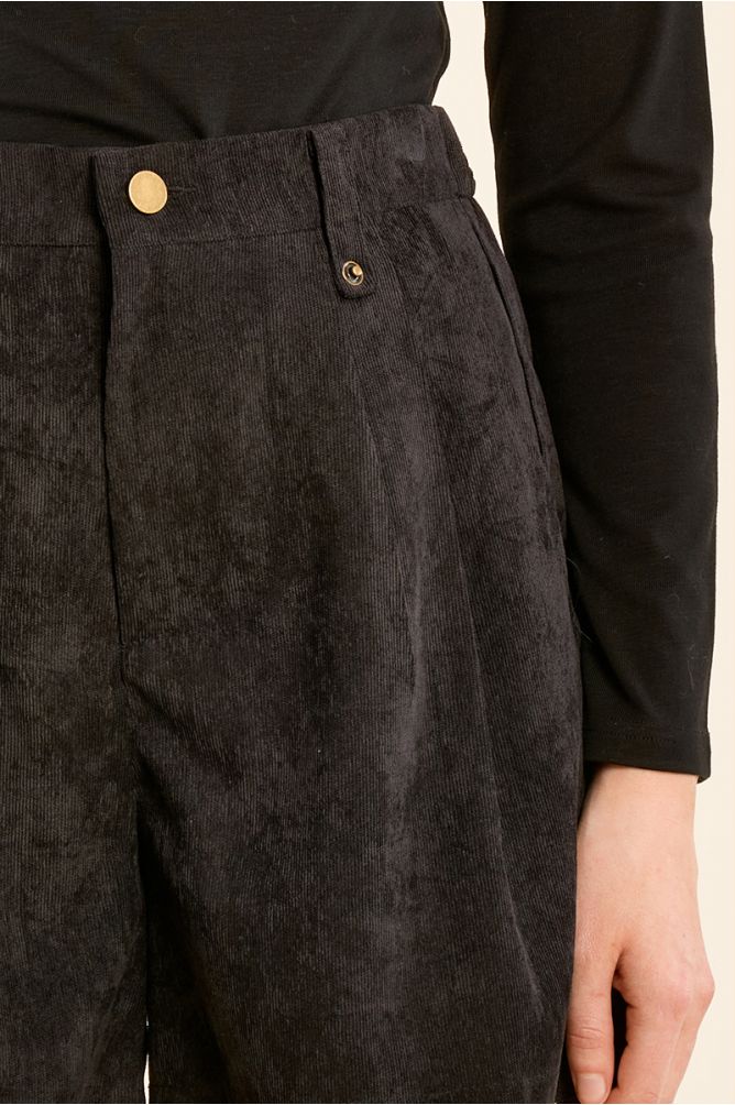 Short corto detalle pliegues