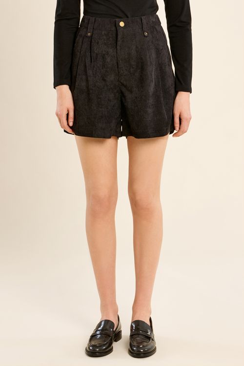 Short corto detalle pliegues