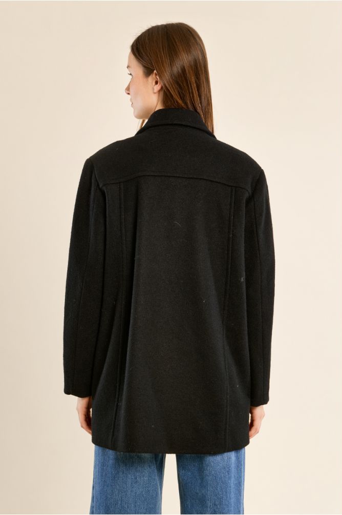 Abrigo con cuello y solapa