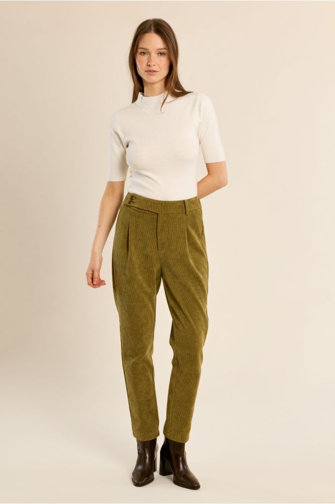 Carrot velvet trousers