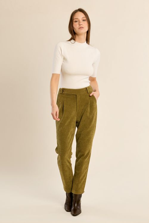 Carrot velvet trousers