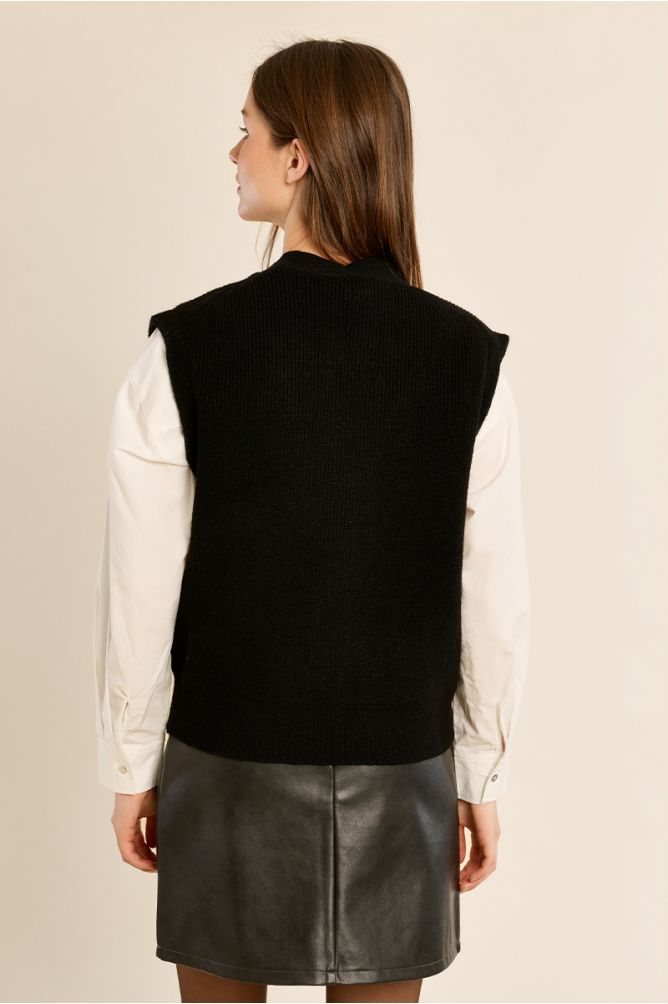 Knitted cardigan, sleeveless