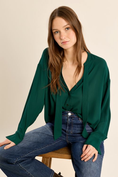 Fluid blouse with collar